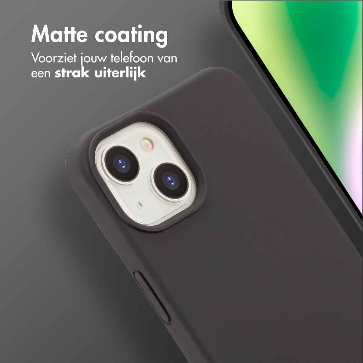 Close-up van een zwarte telefoonhoes met zichtbare camera. De telefoon is zichtbaar op de achtergrond, met groen en wit.