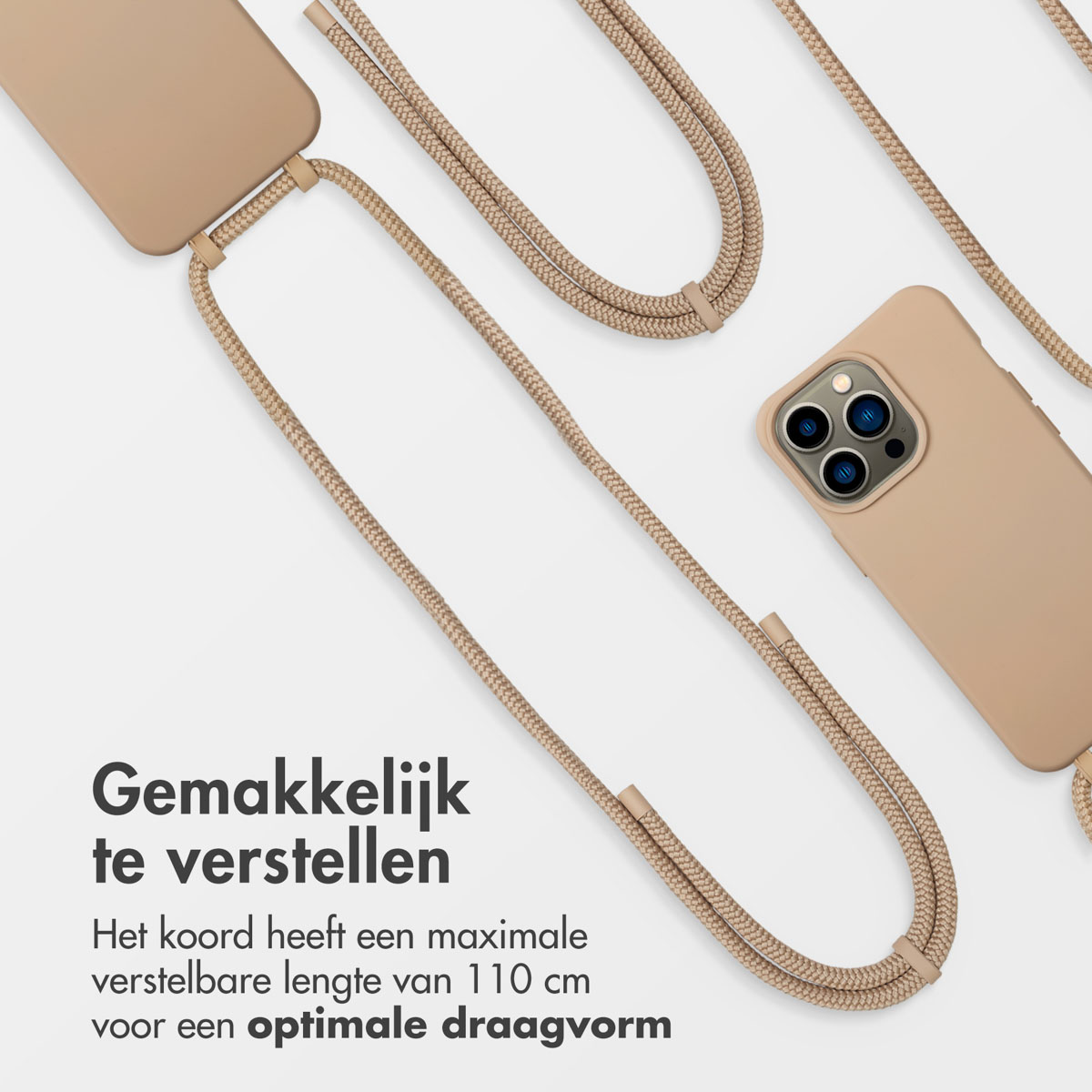 Beige telefoonhoesje met beige touw. De hoes heeft drie cameralenzen. Tekst: Gemakkelijk verstelbaar, max. lengte 110 cm.