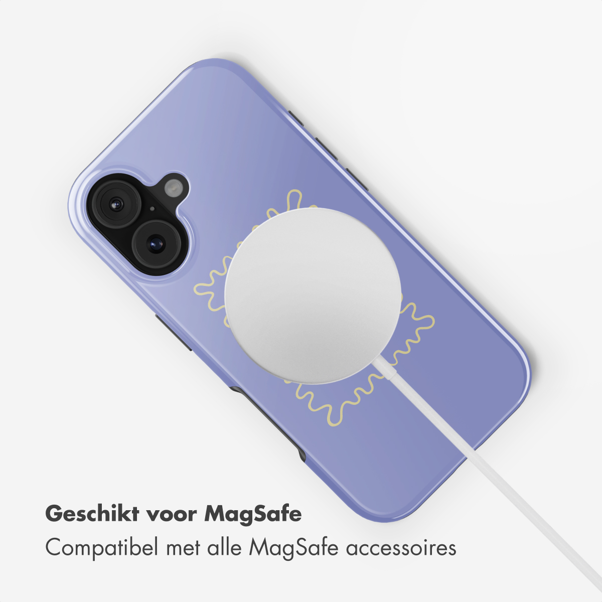 Een paarse telefoon met een witte ronde oplader eraan vast. De telefoon heeft een geel zonontwerp en de tekst zegt 'Geschikt voor MagSafe'.