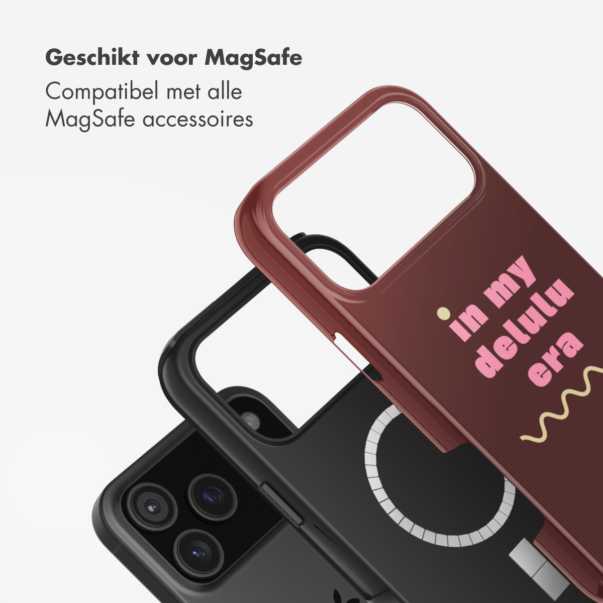 Drie telefoonhoesjes, zwart en kastanjebruin, met "in my delulu era" op één. Tekst erboven zegt "Geschikt voor MagSafe".