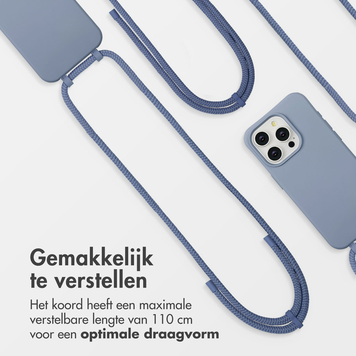 Een blauwe telefoonhoes met een koord. De hoes ligt op een witte achtergrond. Tekst: Gemakkelijk verstelbaar, max. lengte 110 cm.