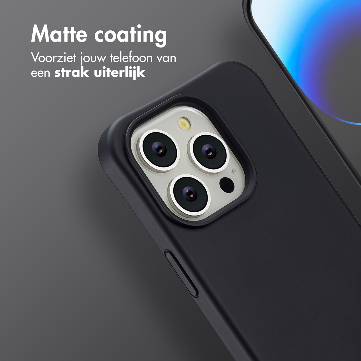 Close-up van een zwarte telefoonhoes met drie cameralenzen. Het scherm van de telefoon is zichtbaar op de achtergrond. Tekst luidt 'Matte coating'.