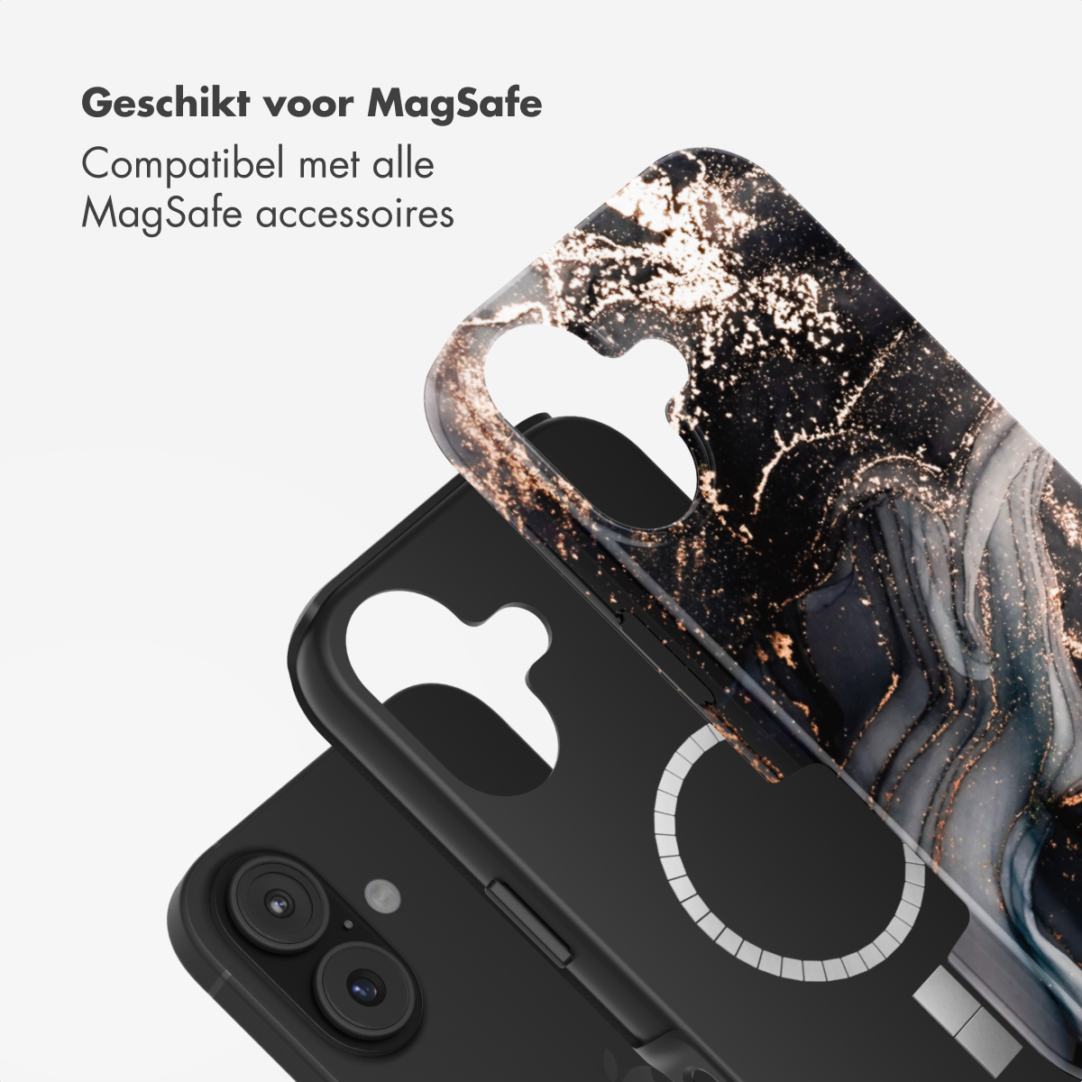 Een zwarte telefoon met een decoratieve hoes. De hoes heeft een marmerontwerp met gouden accenten. Tekst geeft MagSafe-compatibiliteit aan.