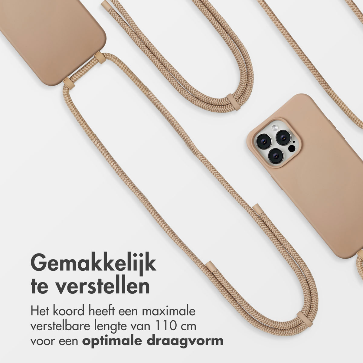 Een telefoon met een beige hoesje en cameralenzen is bevestigd aan een beige koord. Tekst in het Nederlands is aanwezig.