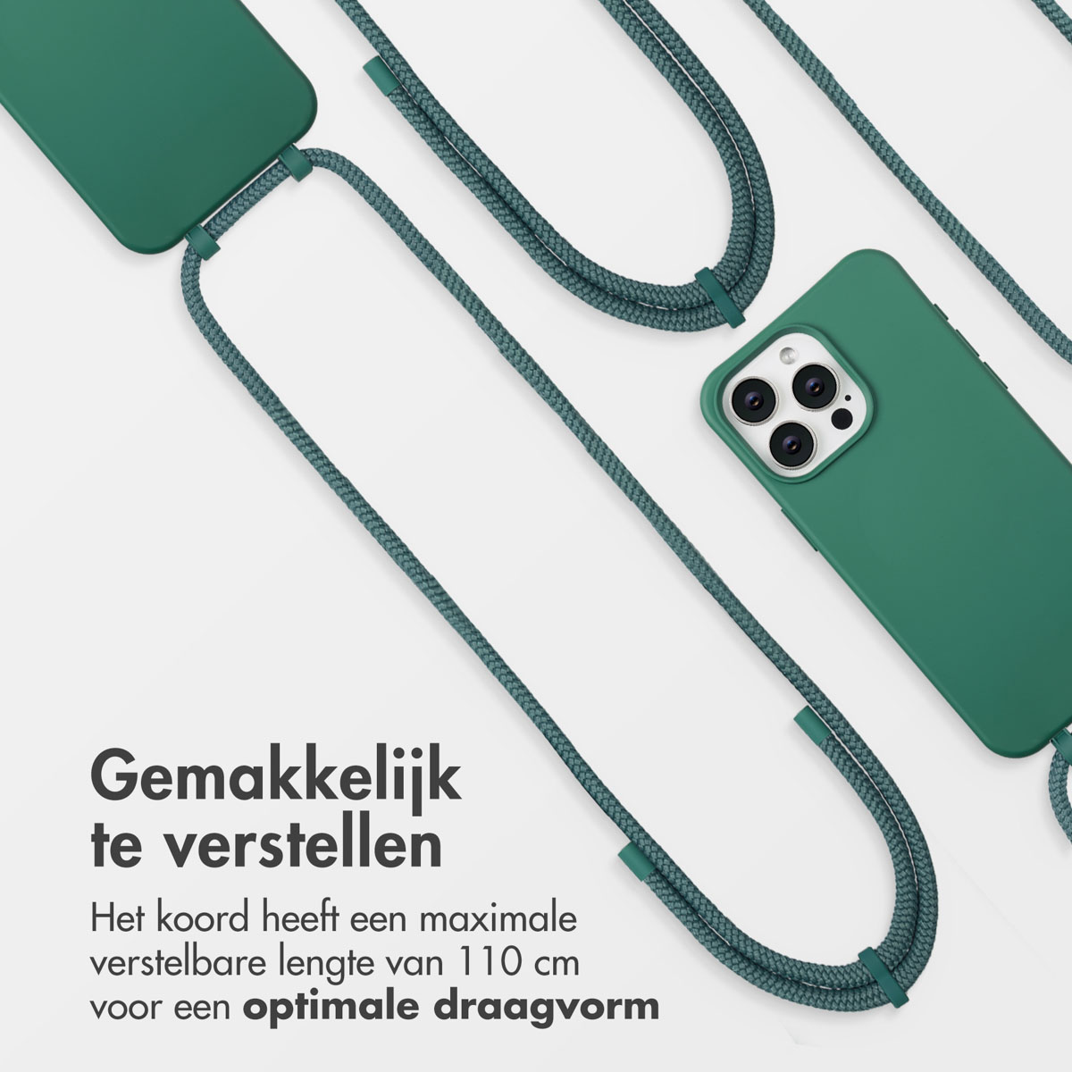 Groene telefoonhoesjes met een koord. Koord en hoesjes schuin geplaatst. Tekst linksonder: 'Gemakkelijk te verstellen'.