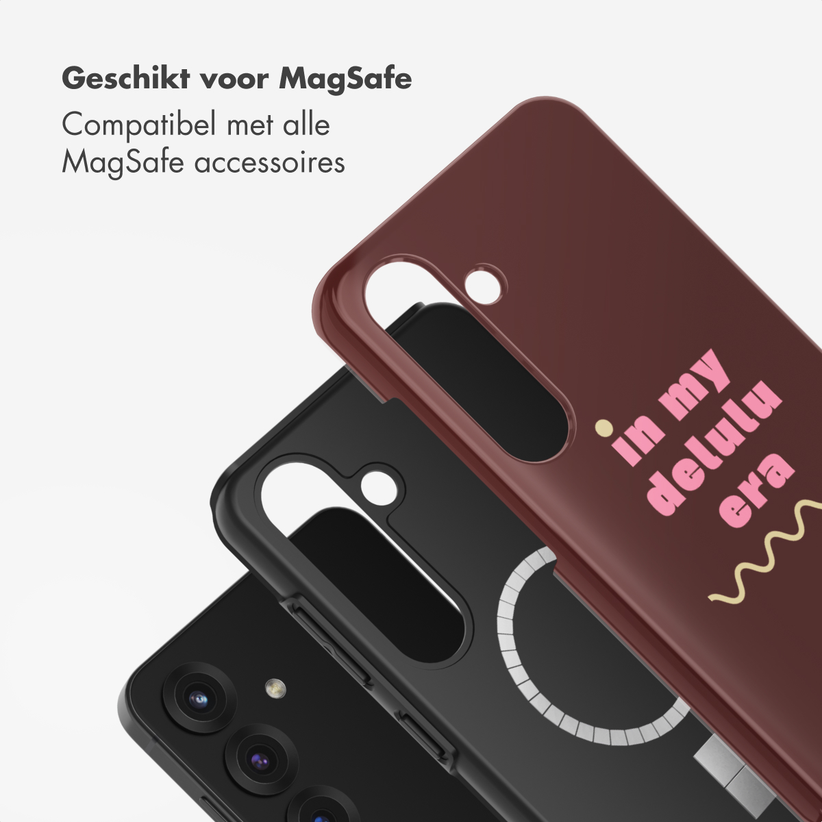 Trois étuis de téléphone : noir, rouge foncé et noir. L'étui rouge foncé a le texte rose 'in my delulu era'. Texte blanc en haut.