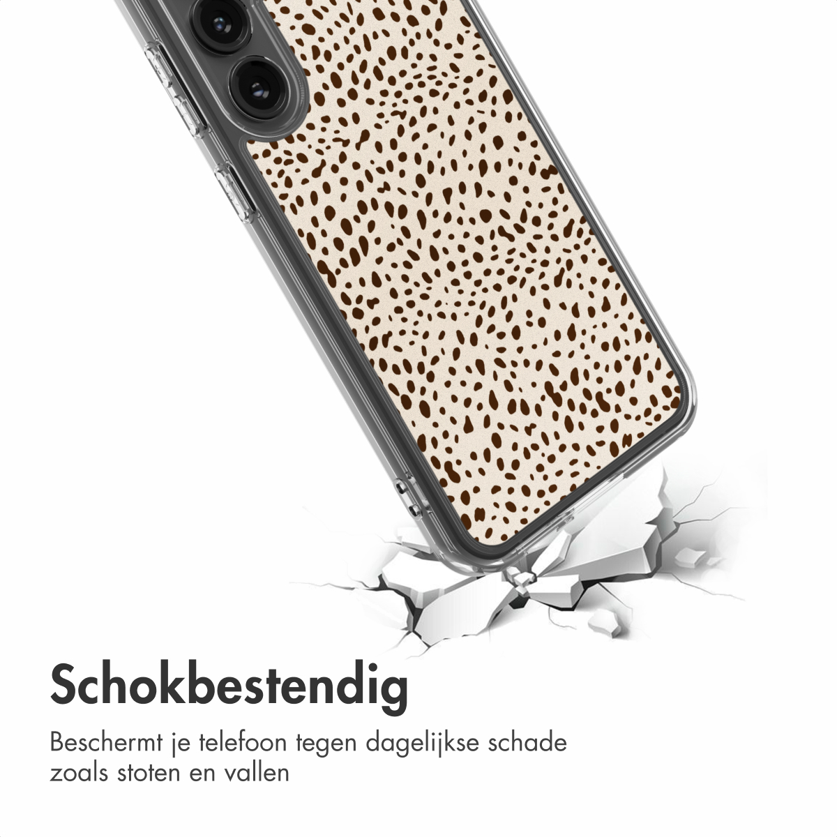 Een telefoonhoesje met dalmatiërpatroon breekt een wit oppervlak. De hoes heeft een doorzichtige rand en camera. Tekst onderaan.