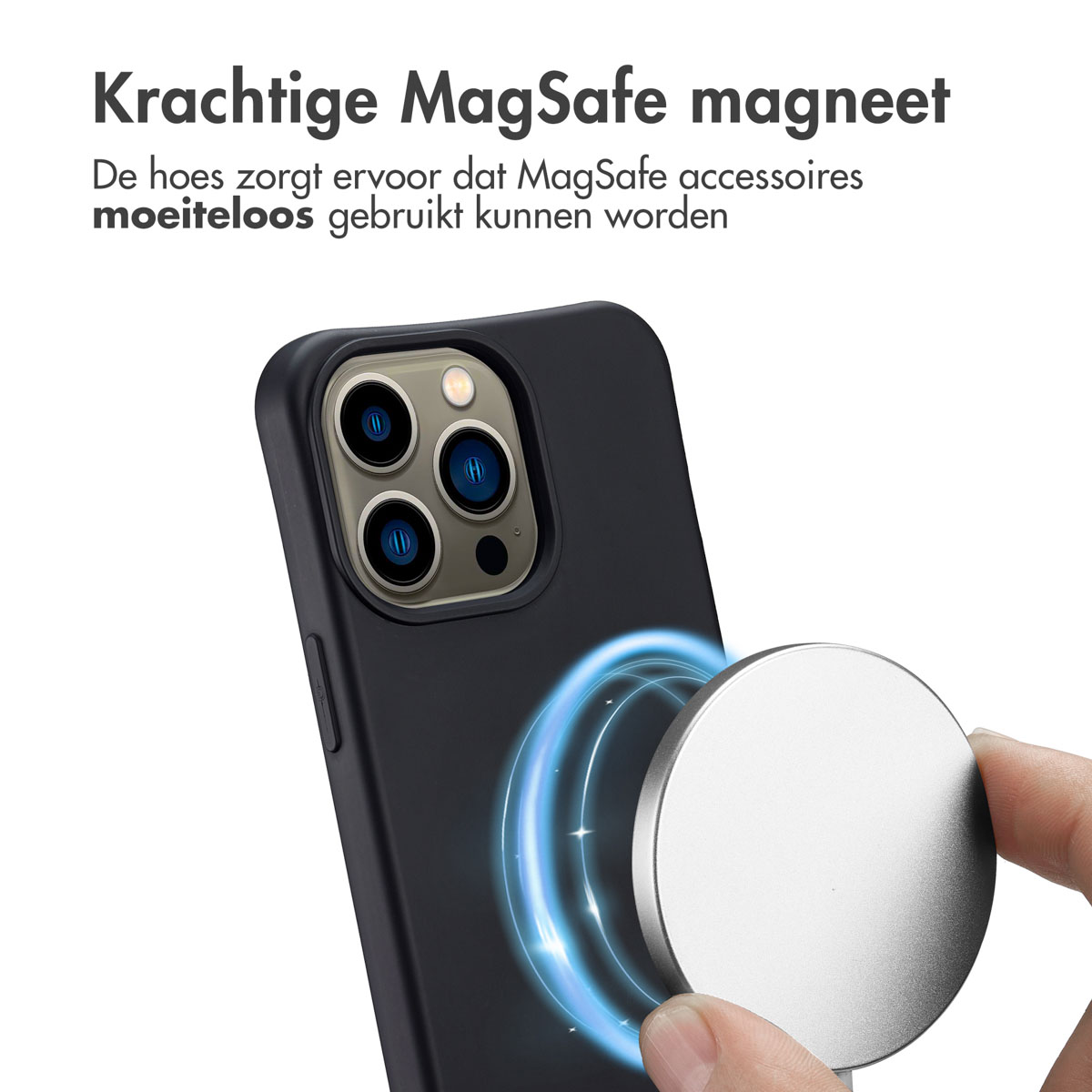 Een zwarte telefoon met drie cameralenzen en een zilveren magnetische schijf wordt bevestigd. Tekst bovenaan luidt 'MagSafe magneet'.