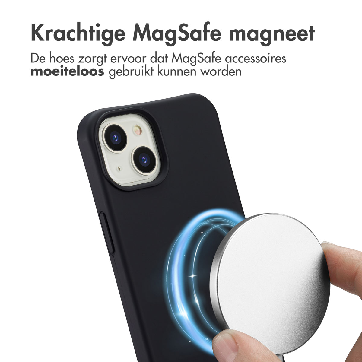 Een zwarte telefoonhoes met een zilveren cirkelvormige magneet die wordt bevestigd. Tekst: 'Krachtige MagSafe-magneet'.