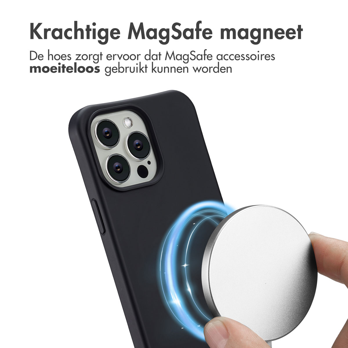 Een zwarte telefoonhoes met een zilveren MagSafe-magneet. Een hand houdt de magneet bij de telefoon. Blauwe energielijnen omringen de magneet.