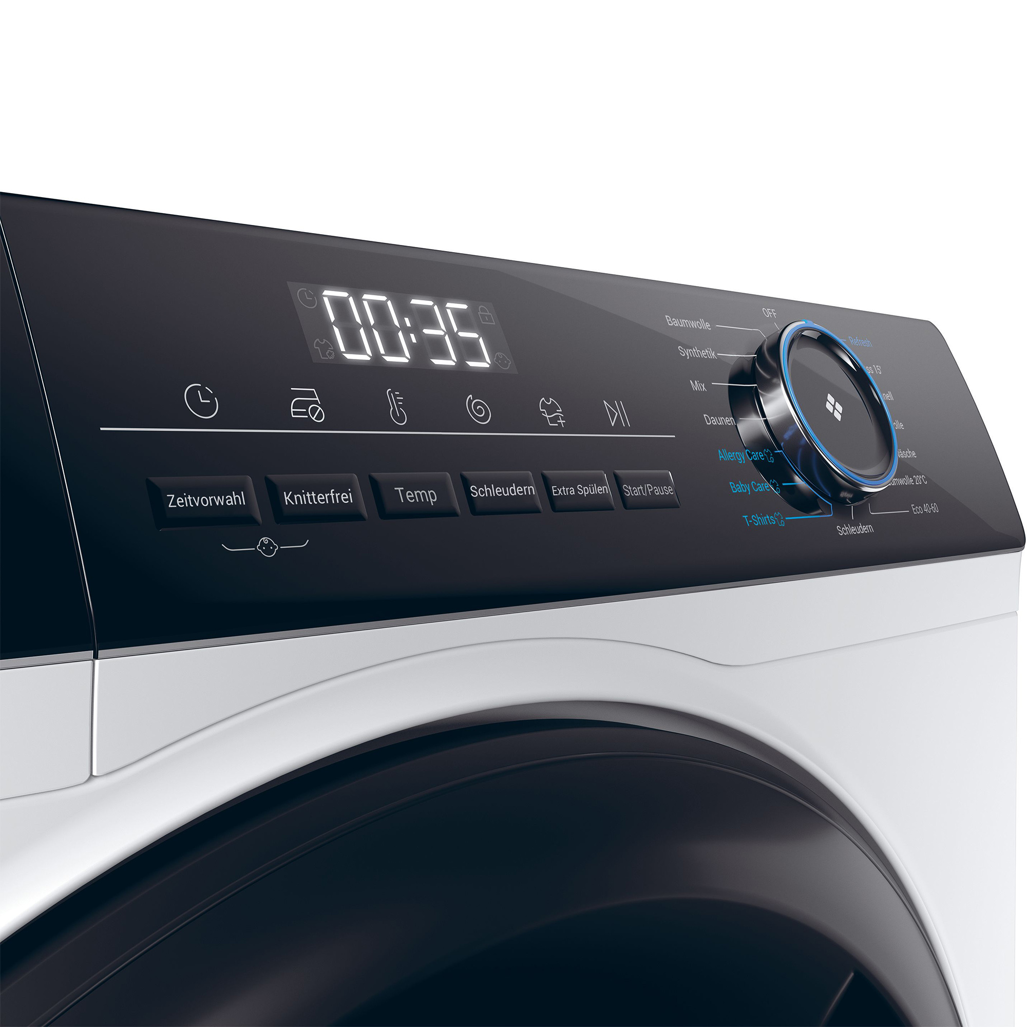 Primo piano del pannello di controllo di una lavatrice. Mostra un display digitale con timer e vari pulsanti e impostazioni.