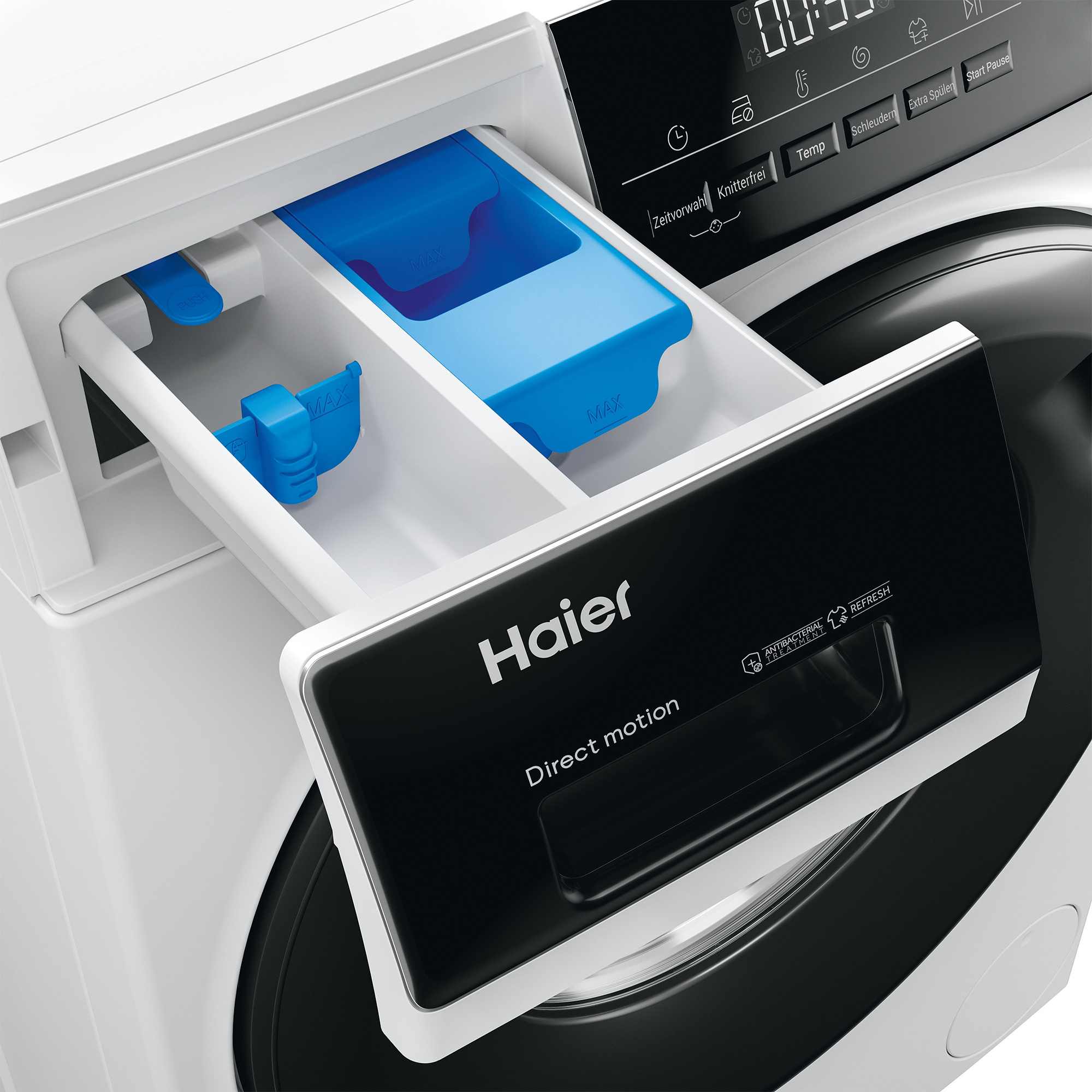 Primo piano di una lavatrice Haier. Il cassetto del detersivo è aperto, mostrando scomparti blu. Il pannello di controllo è visibile.