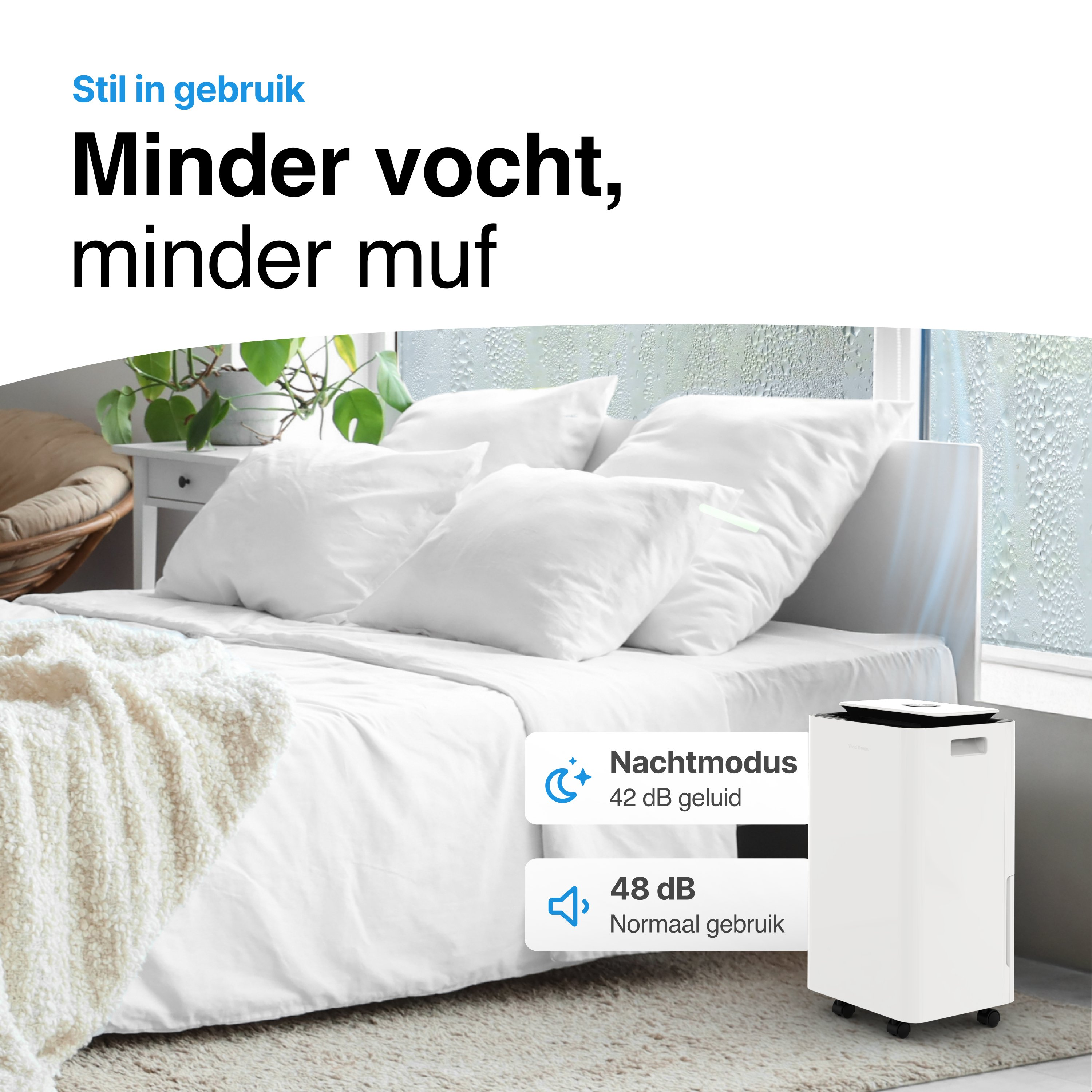 Slaapkamer met bed, witte lakens, kussens en een witte luchtontvochtiger. Tekst luidt: 'Minder vocht, minder muf'.