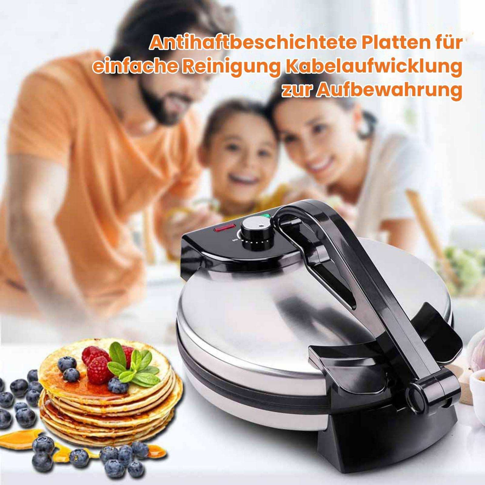Waffeleisen mit Familie im Hintergrund, Pfannkuchen mit Beeren im Vordergrund.