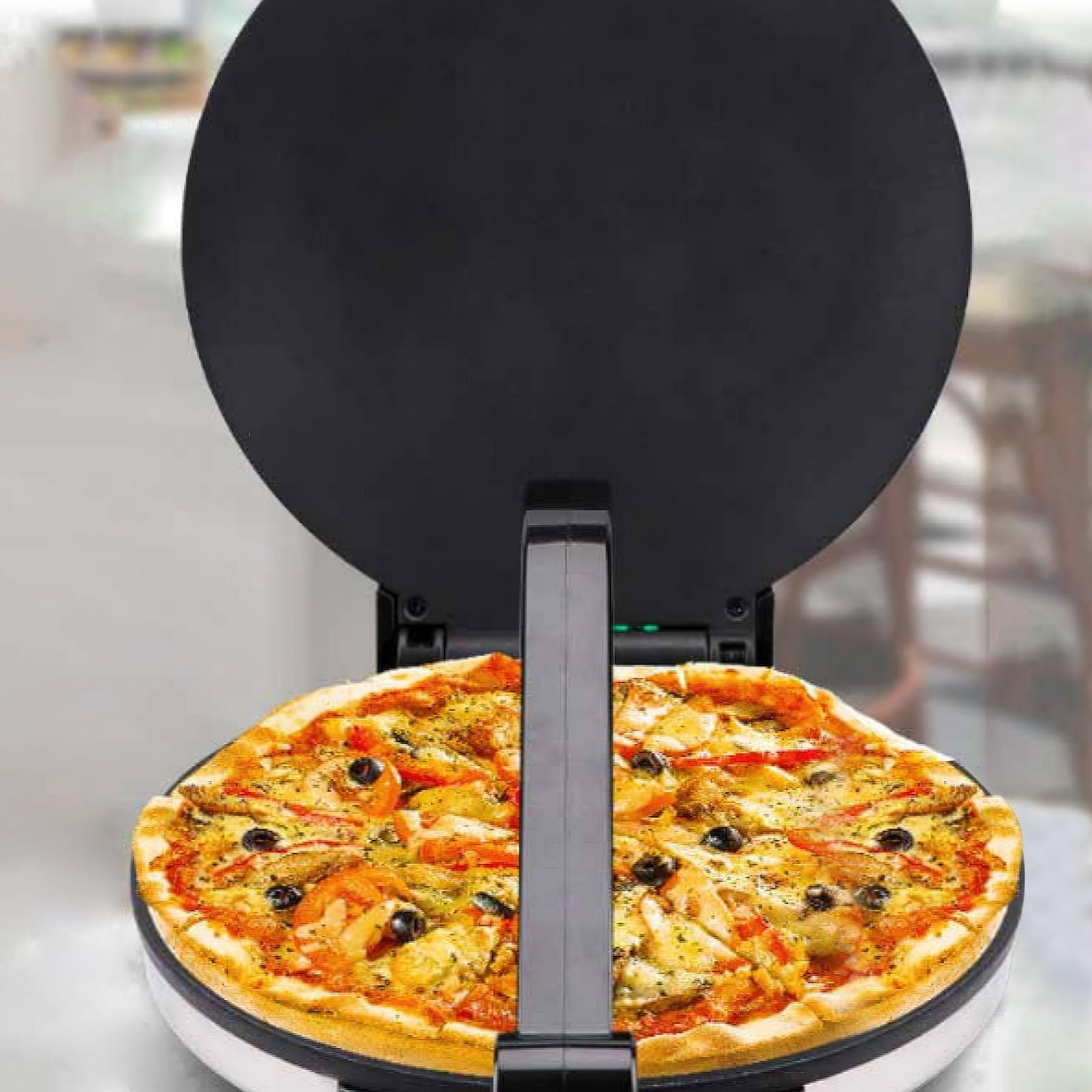 Pizza in einem Pizzabäcker. Die Maschine ist offen und zeigt eine gekochte Pizza mit Belag.