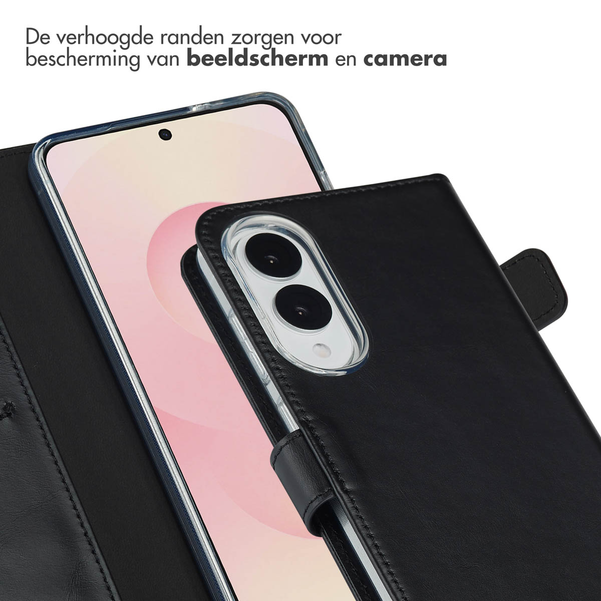 Una custodia nera protegge uno smartphone. La custodia ha un ritaglio per la fotocamera e bordi rialzati per proteggere lo schermo.