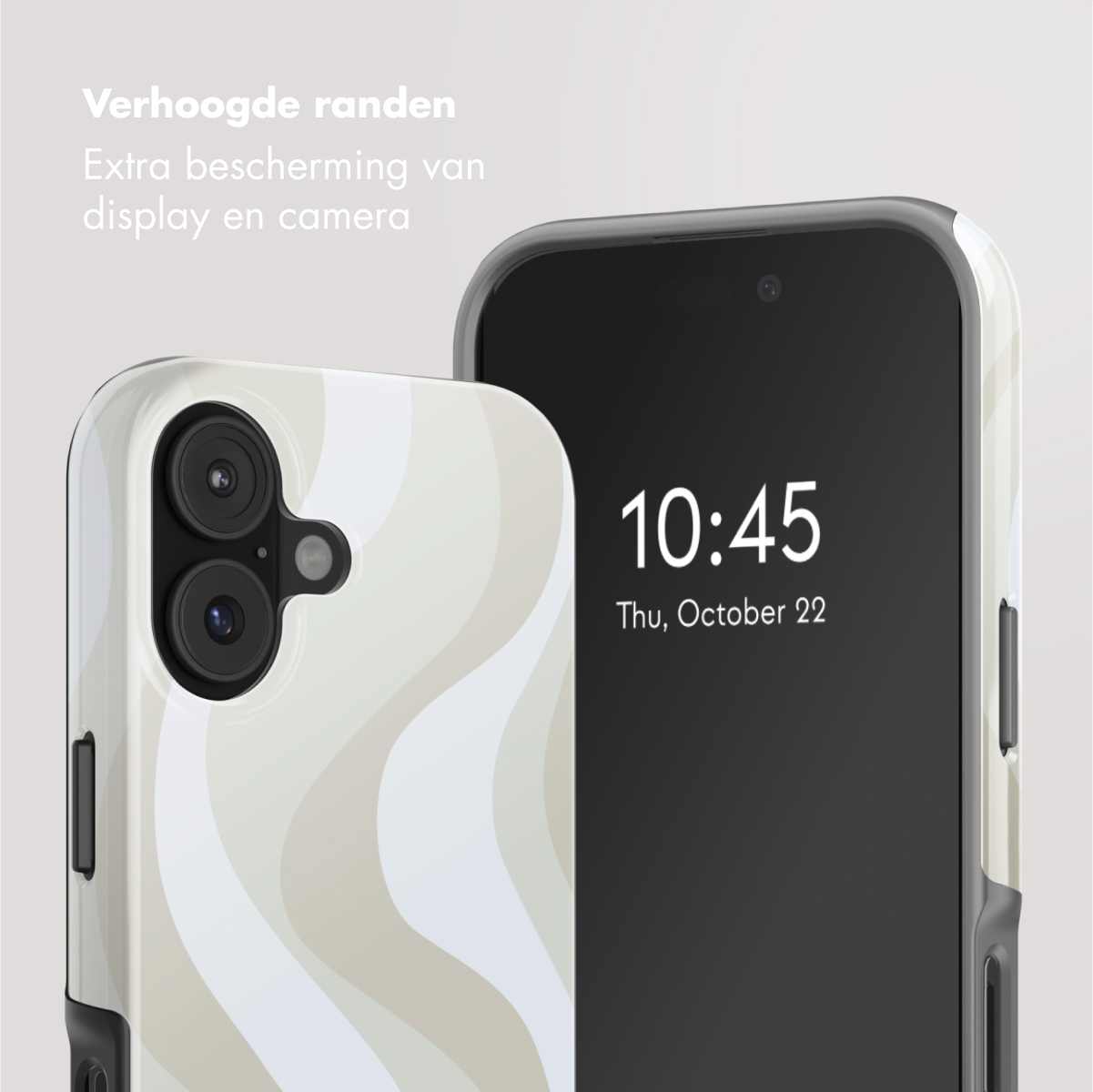 Er worden twee telefoons met hoesjes getoond. Eén hoesje heeft een golfpatroon. De telefoon rechts toont 10:45 en 22 oktober.
