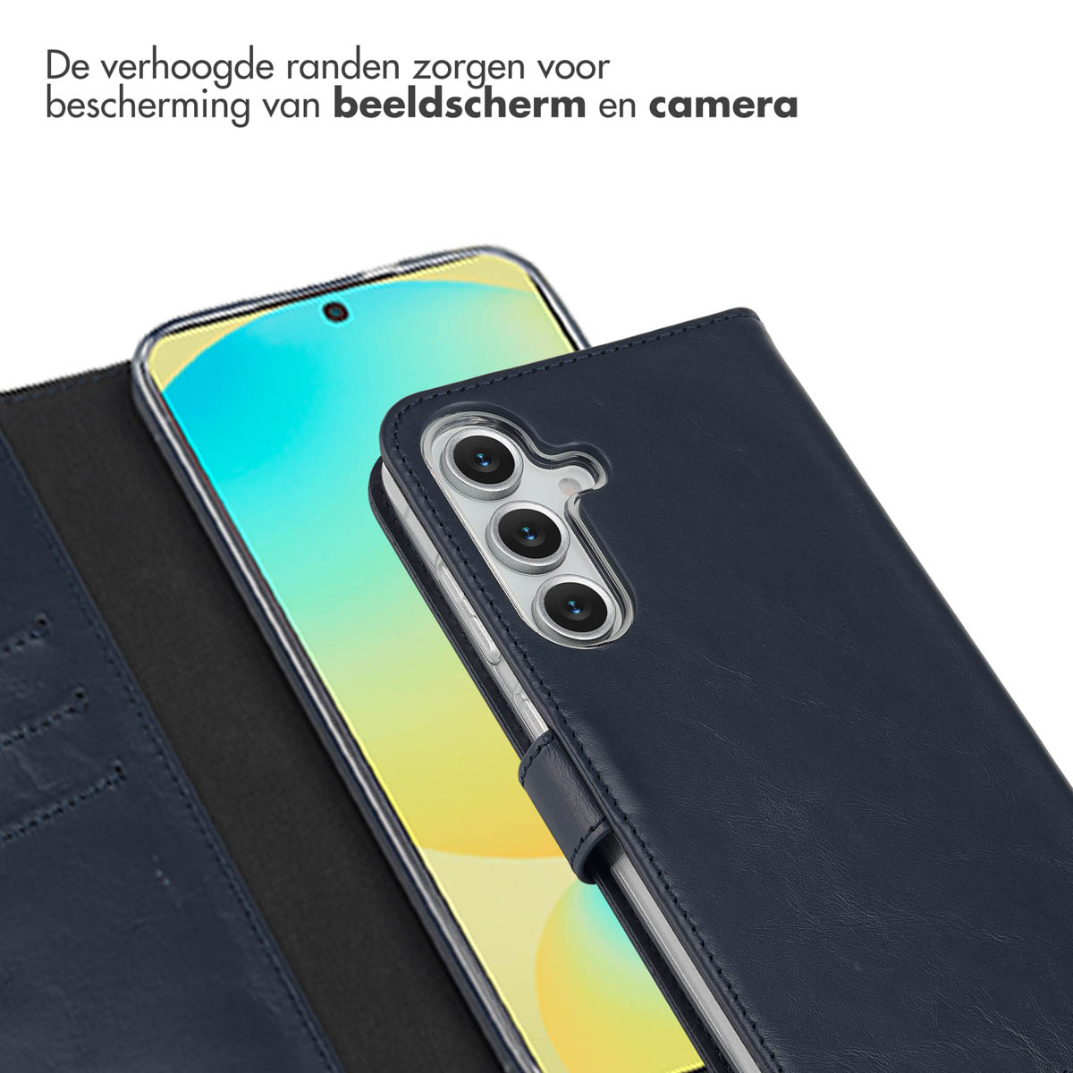 Een smartphone in een donkerblauwe leren hoes. Het scherm is zichtbaar. Tekst bovenaan: De verhoogde randen beschermen het scherm en de camera.
