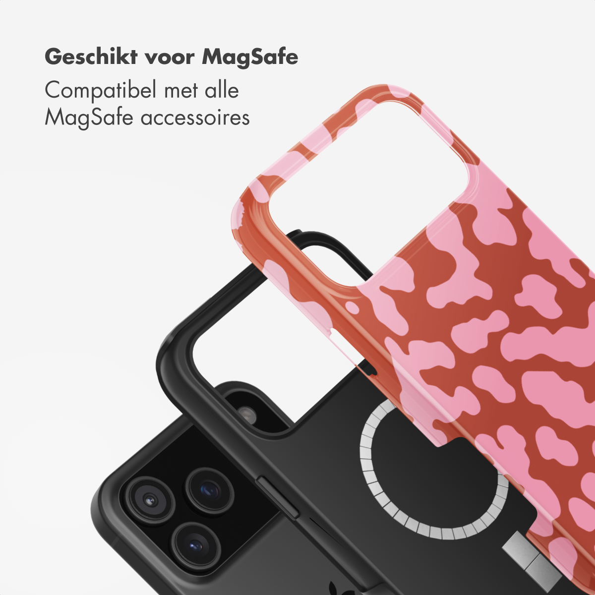 Een telefoonhoesje met een roze en bruin koeienprint ontwerp. De telefoonhoes is over een zwarte telefoon geplaatst.