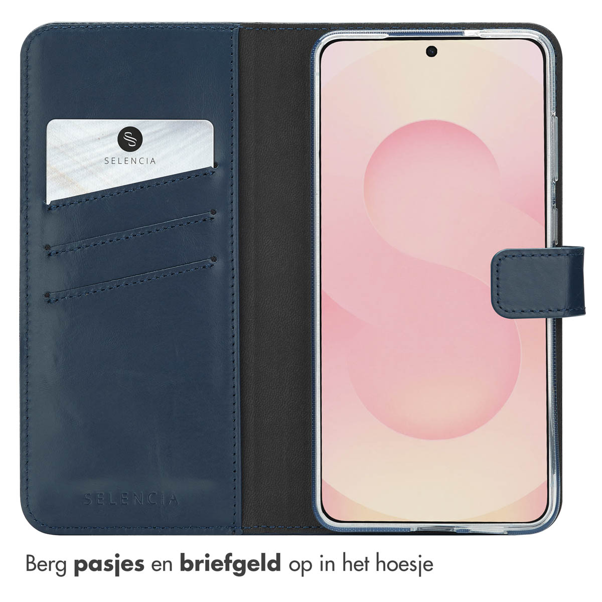 Blauwe telefoonhoes met telefoon. Kaartsleuf met kaart, merk 'Selencia' zichtbaar.