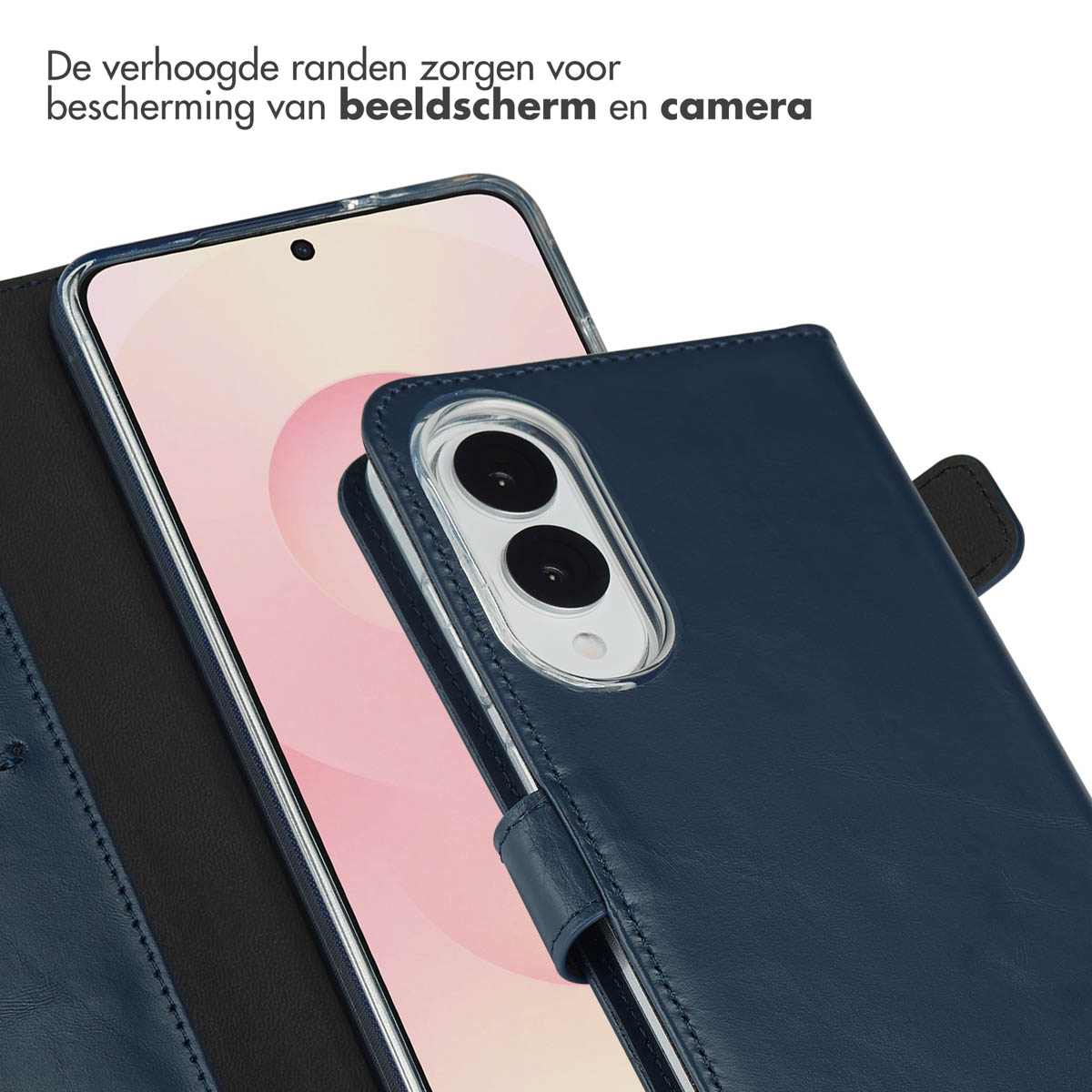 Een marineblauwe telefoonhoes beschermt een smartphone. Het telefoonscherm is zichtbaar en de hoes heeft een uitsparing voor de camera.
