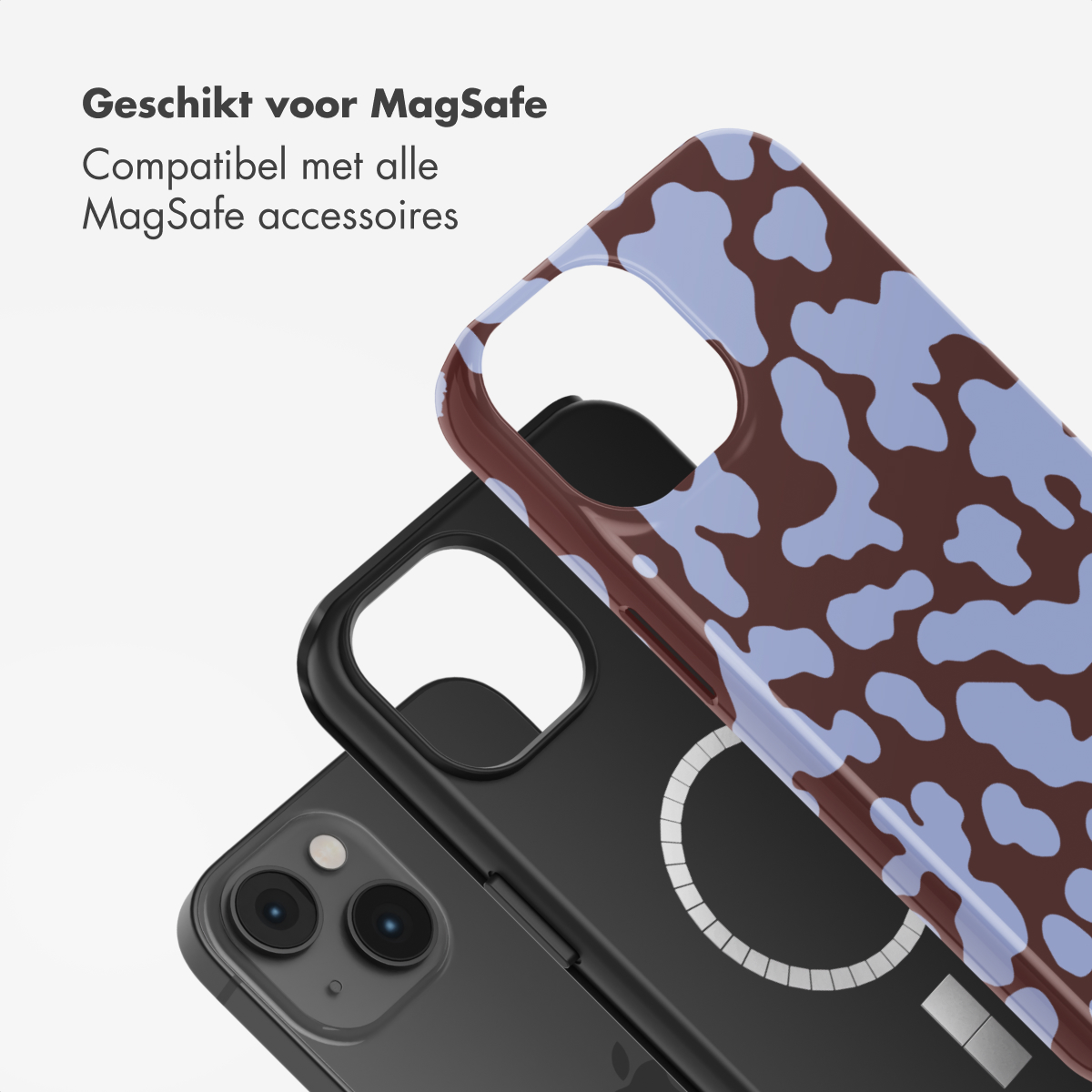 Sono esposte tre custodie per telefono, una sopra l'altra. La custodia superiore ha una stampa di mucca marrone e blu. Sotto, sono visibili una custodia nera e un telefono.