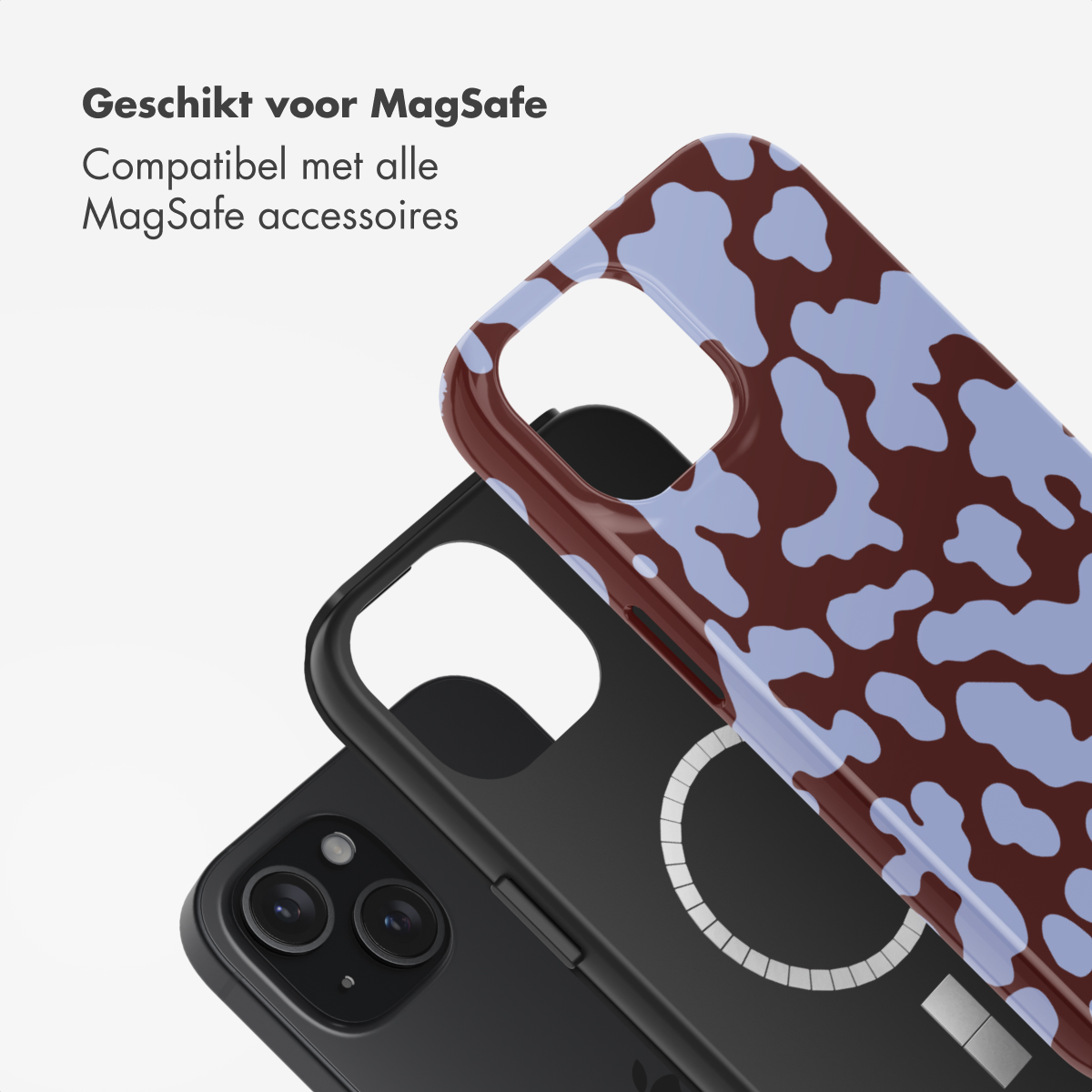 Telefoonhoesjes met MagSafe-compatibiliteit. Eén hoesje heeft een bruin en blauw patroon, de andere is zwart, bovenop een zwarte telefoon.