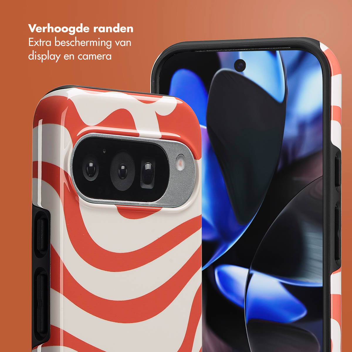 Gros plan d'un téléphone dans un étui. L'étui est blanc avec un motif tourbillon rouge. Le téléphone a un écran noir. Fond orange.