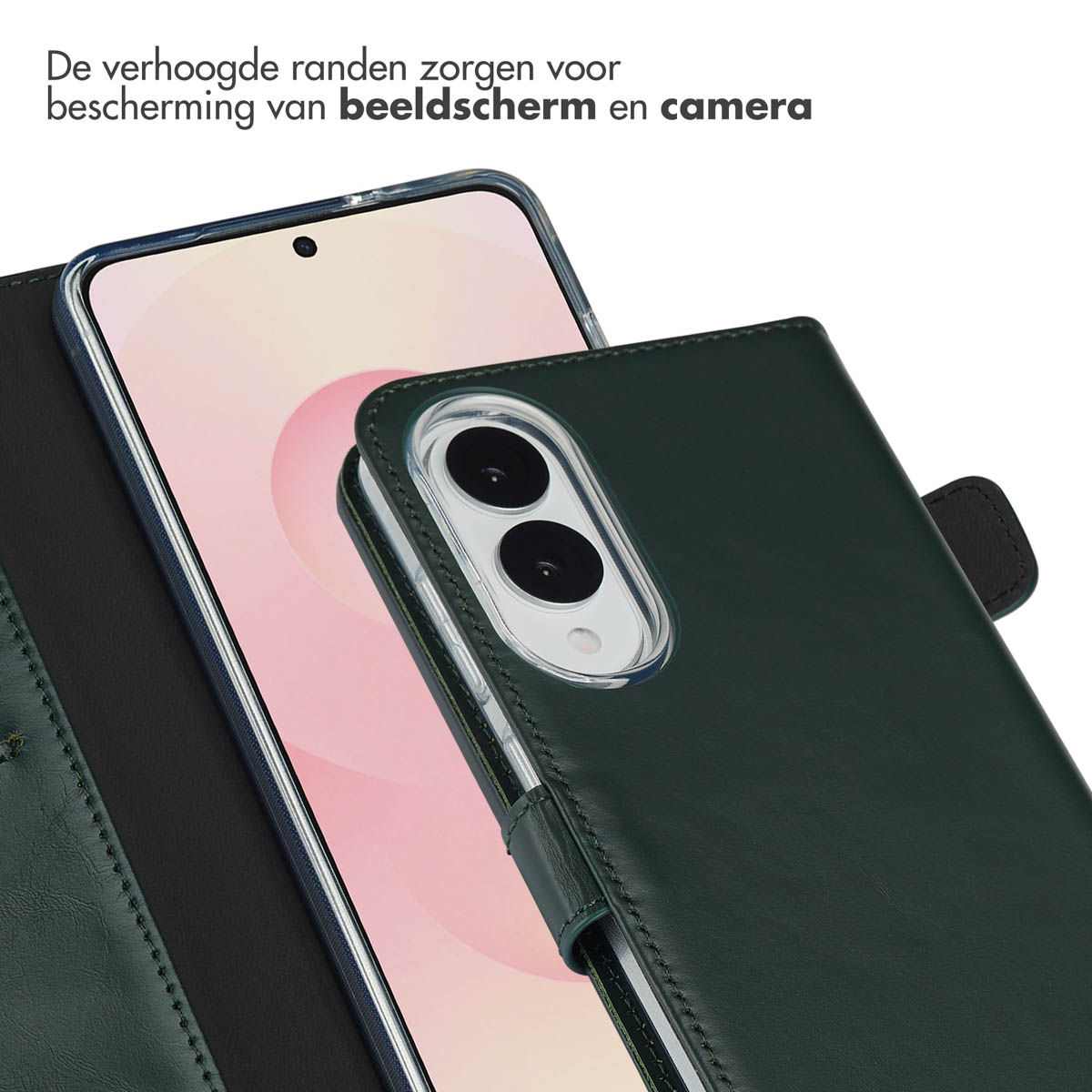 Een smartphone in een groene leren hoes. Het scherm is zichtbaar en de hoes heeft verhoogde randen ter bescherming van de camera.