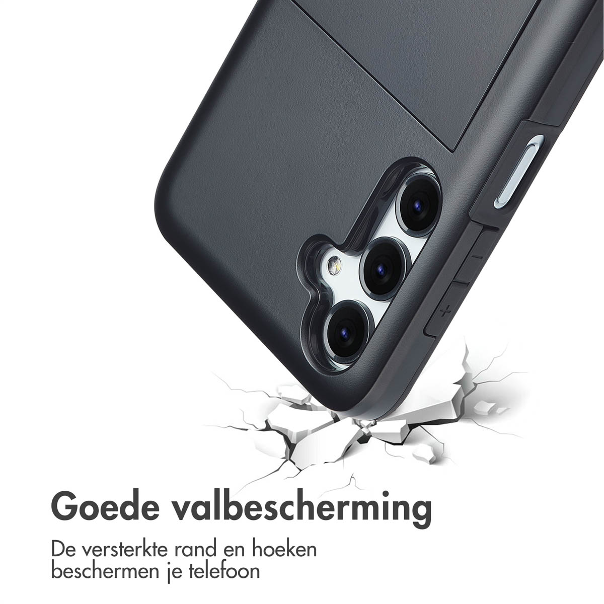Close-up van een donkergrijze telefoonhoes met drie cameralenzen en knoppen, die lijkt te vallen en een oppervlak te breken.