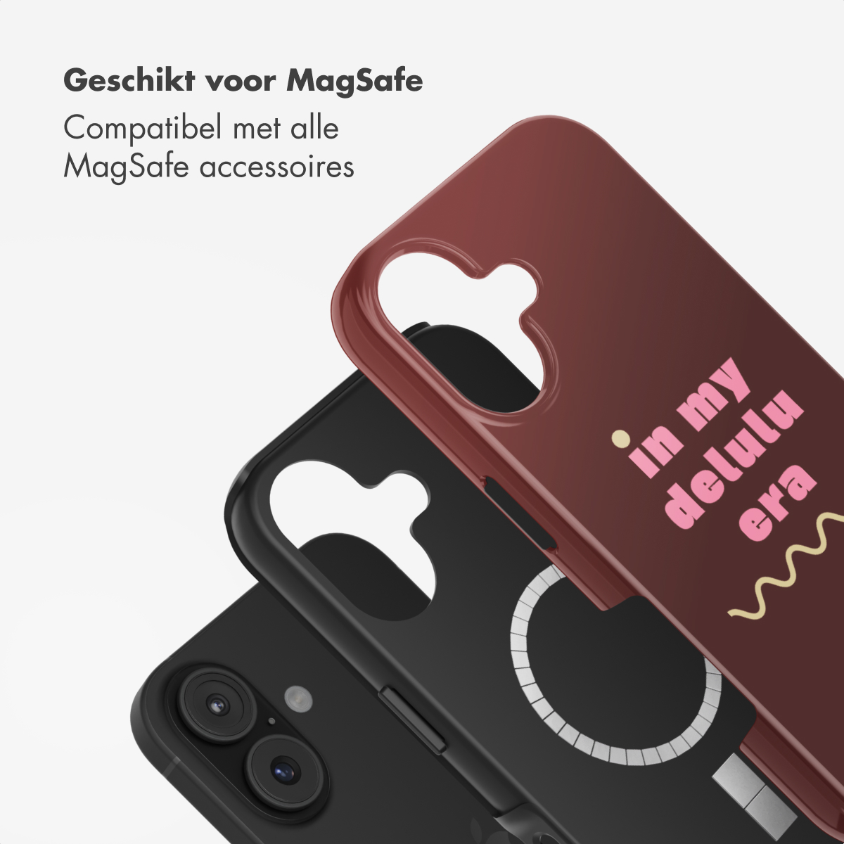 Drie telefoonhoesjes gestapeld, die MagSafe-compatibiliteit laten zien. Eén is bordeauxrood, met roze tekst 'in my delulu era'. Andere zijn zwart.