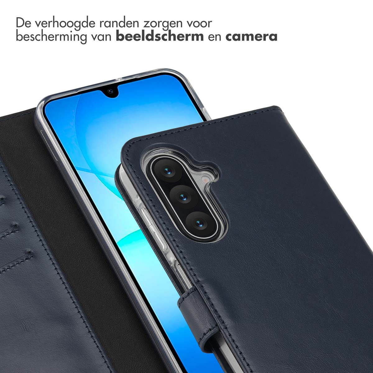 Een smartphone in een blauwe hoes. Het scherm is zichtbaar. De hoes beschermt het scherm en de camera.