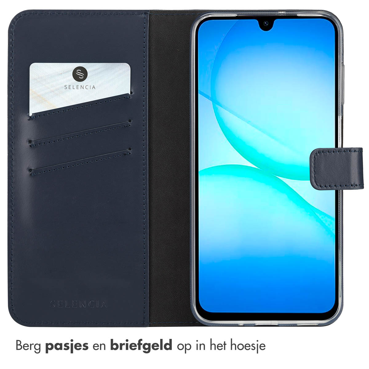 Een blauwe telefoonhoes met een telefoon erin. De hoes heeft kaartsleuven en een magnetische sluiting. Het merk Selencia is zichtbaar.