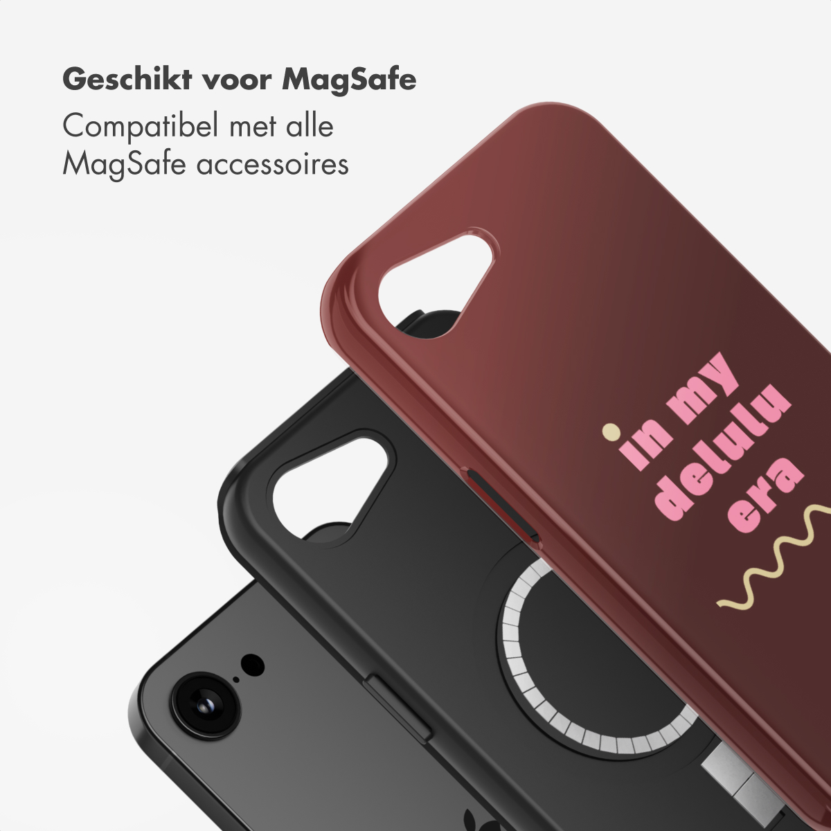 Trois coques de téléphone empilées, rouge avec texte 'in my delulu era', noir et téléphone gris. Fond blanc et texte.