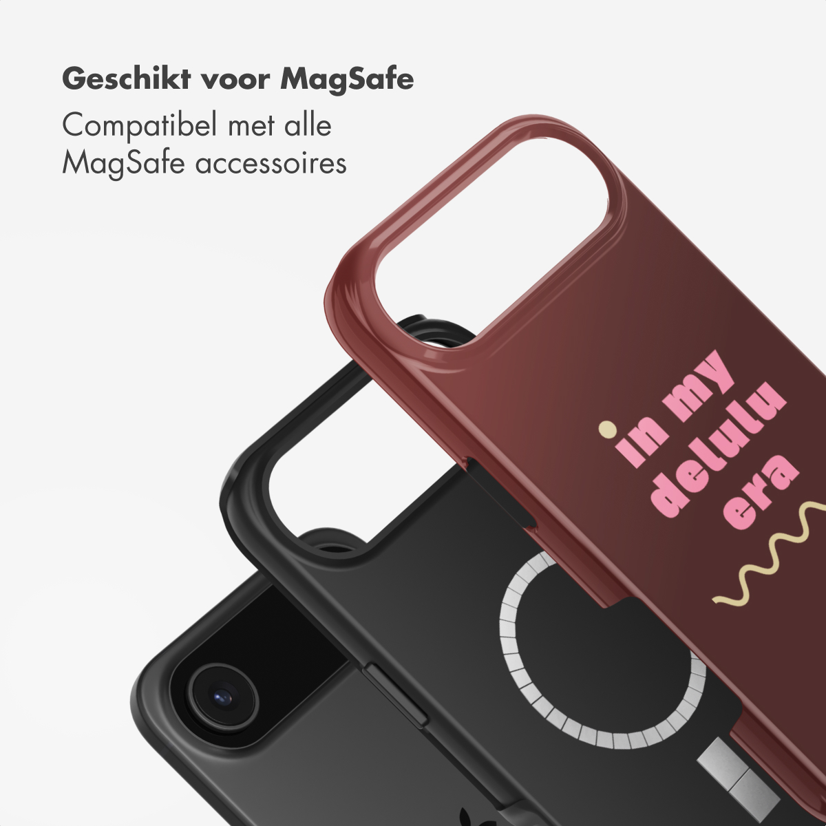 Drie telefoonhoesjes gestapeld. De bovenste is bordeauxrood met de tekst 'in my delulu era'. Een zwart hoesje en een telefoon eronder.