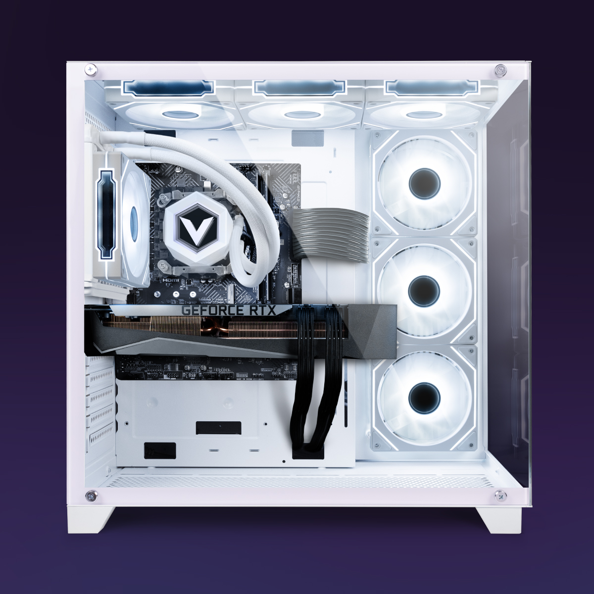 Weißes PC-Gehäuse mit Innenkomponenten, die von weißen LEDs beleuchtet werden. Enthält eine Grafikkarte, CPU-Kühler und mehrere Lüfter.