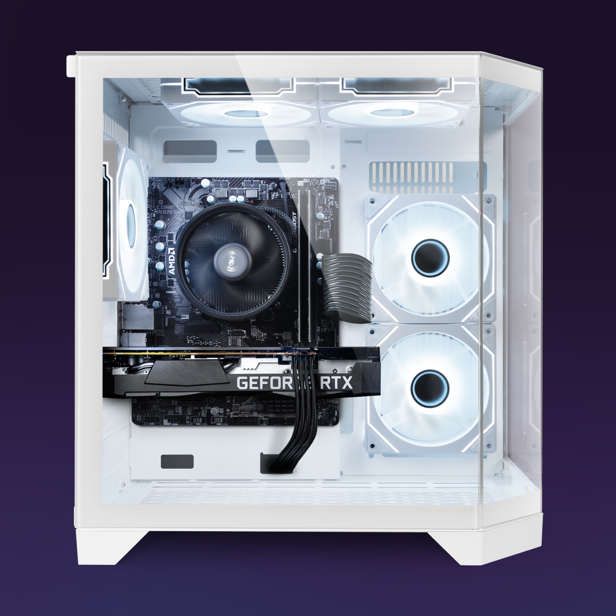 Weißes PC-Gehäuse mit sichtbaren Komponenten: Motherboard, CPU-Kühler, GPU und Lüfter mit weißen LED-Leuchten. Das Gehäuse hat eine Glasseitenwand.