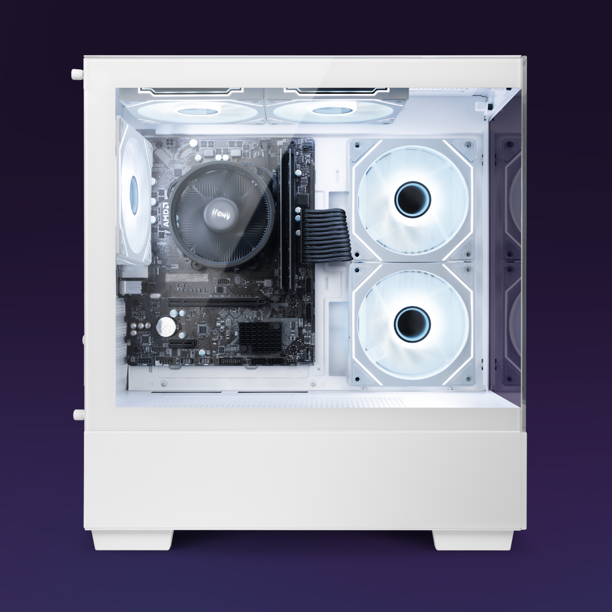 Dentro de una caja de computadora blanca, se ven componentes como una placa base, un enfriador de CPU y ventiladores con iluminación LED.