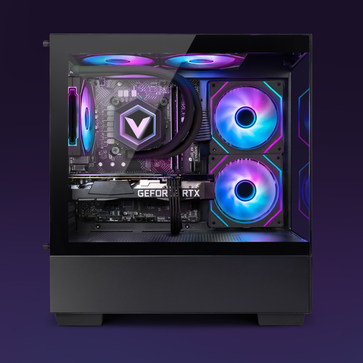 Una carcasa de PC con componentes como ventiladores, una tarjeta gráfica y una placa base. La iluminación RGB ilumina el interior con tonos púrpuras y azules.