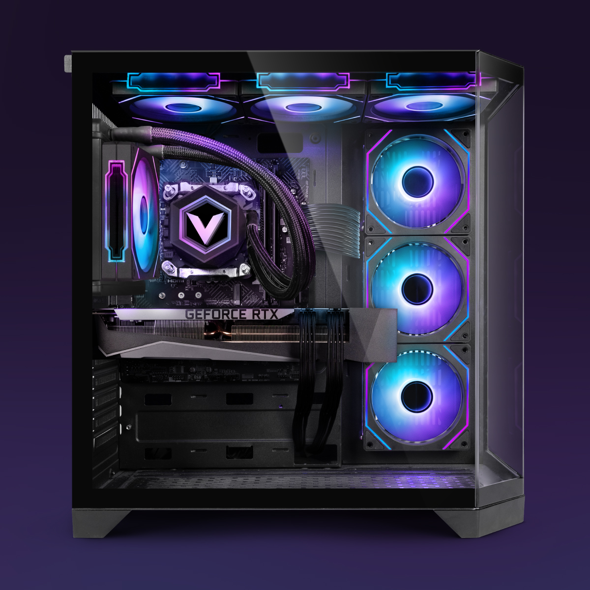 Ein PC-Gehäuse mit internen Komponenten, die von RGB-Lüftern beleuchtet werden. Das Gehäuse hat eine Glasscheibe. Eine Grafikkarte und ein CPU-Kühler sind sichtbar.