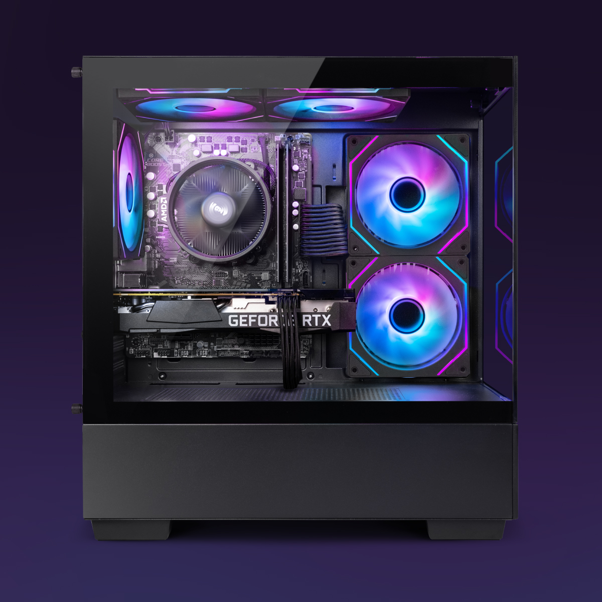 Una caja de ordenador con panel lateral de cristal, que muestra componentes internos como ventiladores con iluminación RGB, una tarjeta gráfica y un enfriador de CPU.