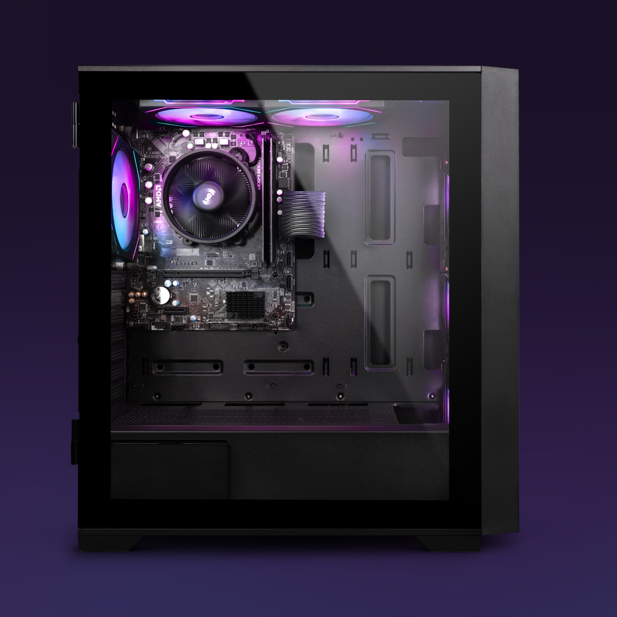 Una carcasa de PC negra con componentes en su interior se ilumina con luces moradas y azules. Los componentes incluyen una placa base y ventiladores.