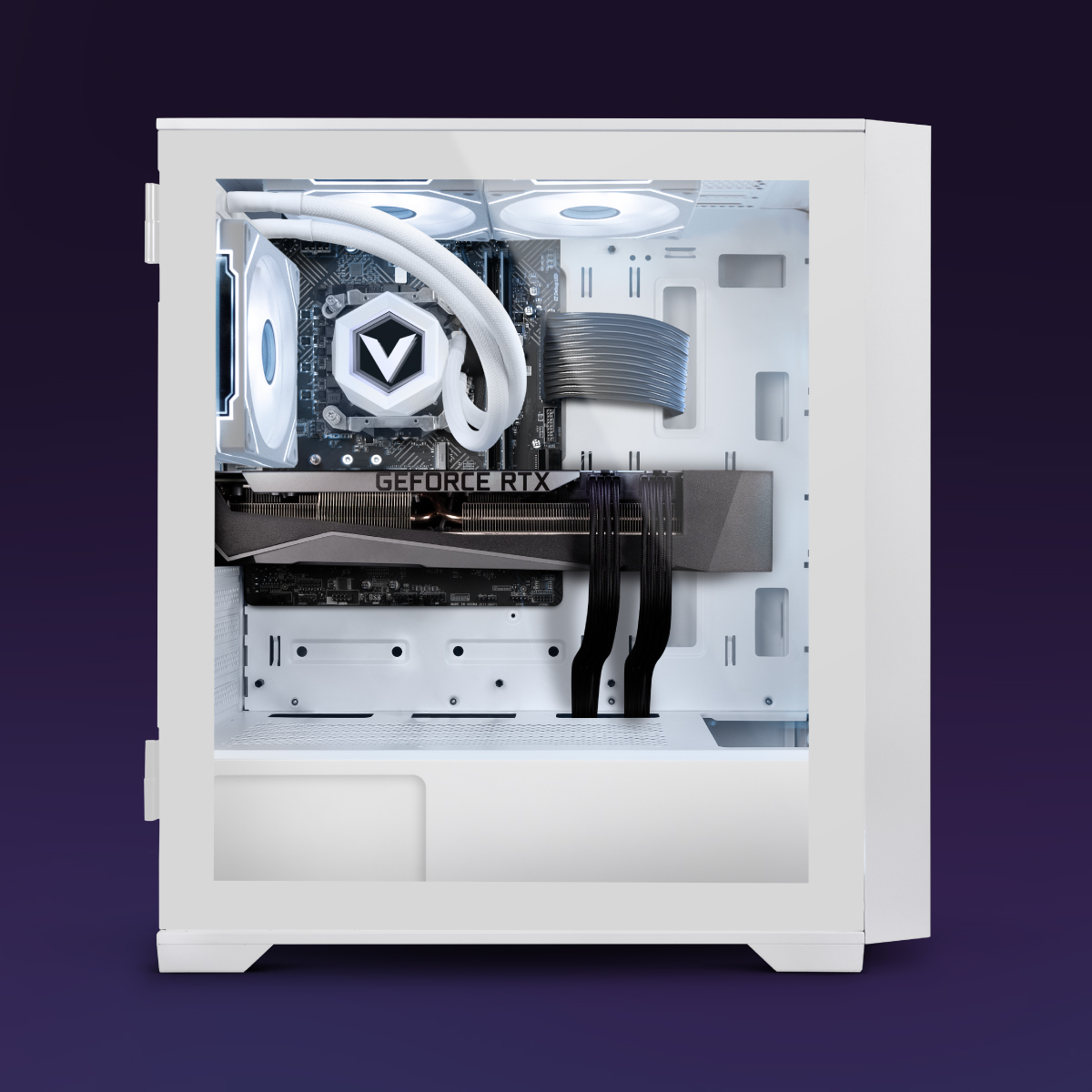 Weißes Computergehäuse mit Komponenten: GPU, CPU-Kühler, Motherboard. Schwarze Kabel und weiße Lüfter. Hintergrundgradient.