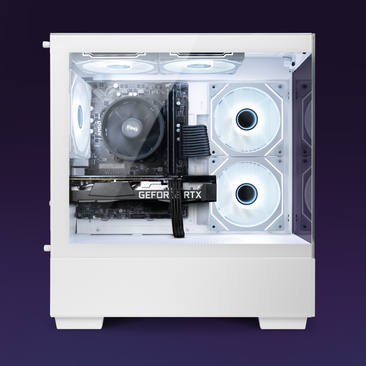 Weißes Computergehäuse mit sichtbaren Komponenten. Enthält Grafikkarte, Lüfter und CPU-Kühler. Das Gehäuse vor lila Hintergrund.
