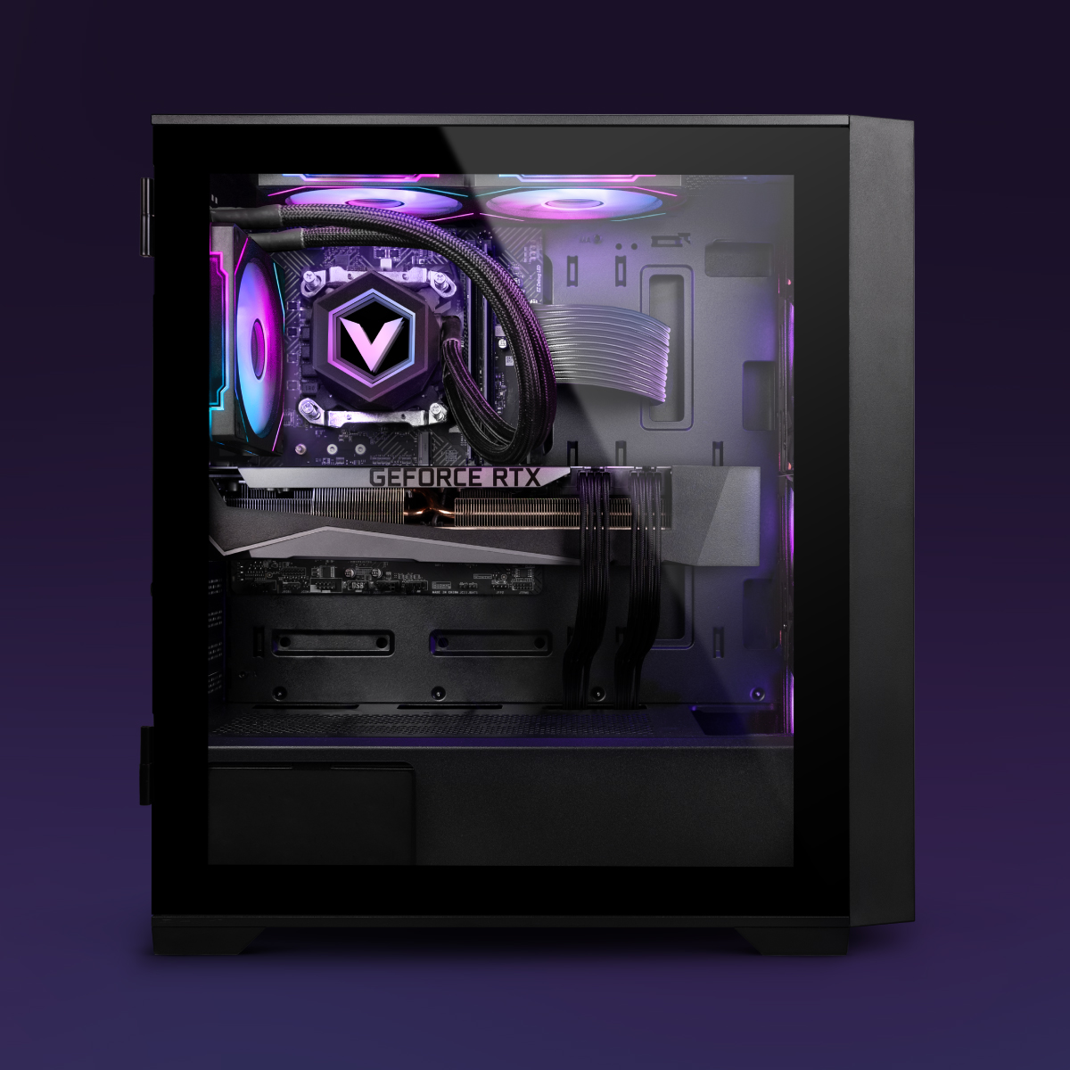 In einem PC-Gehäuse sind Komponenten sichtbar. Eine Grafikkarte, ein Kühlsystem und ein Motherboard sind mit lila und blauen Lichtern beleuchtet.