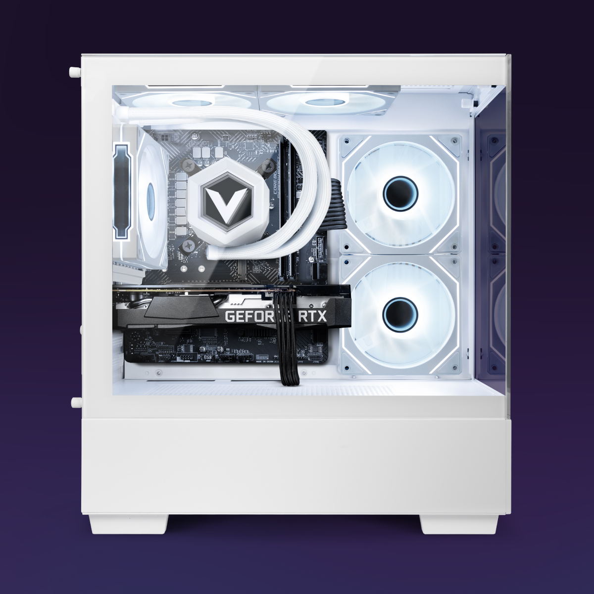 Caja de PC blanca con componentes internos iluminados. Incluye ventiladores, una tarjeta gráfica y una CPU.