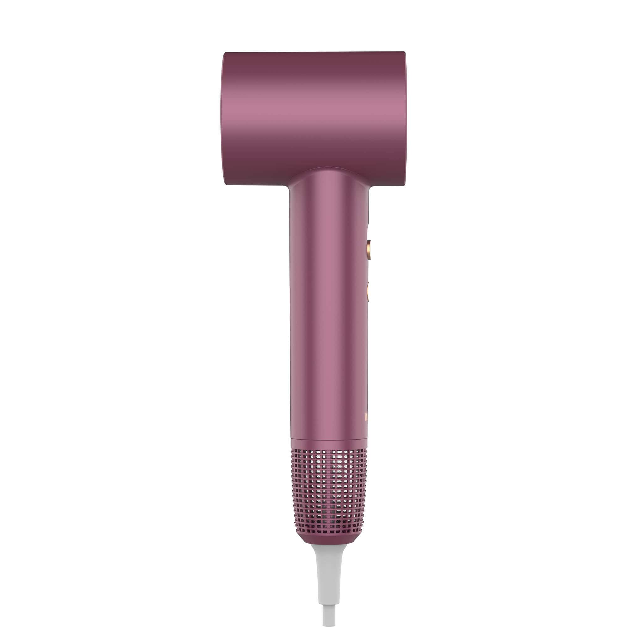Ein pinkfarbener Haartrockner auf weißem Grund. Er hat einen zylindrischen Kopf, einen Griff und ein Kabel.