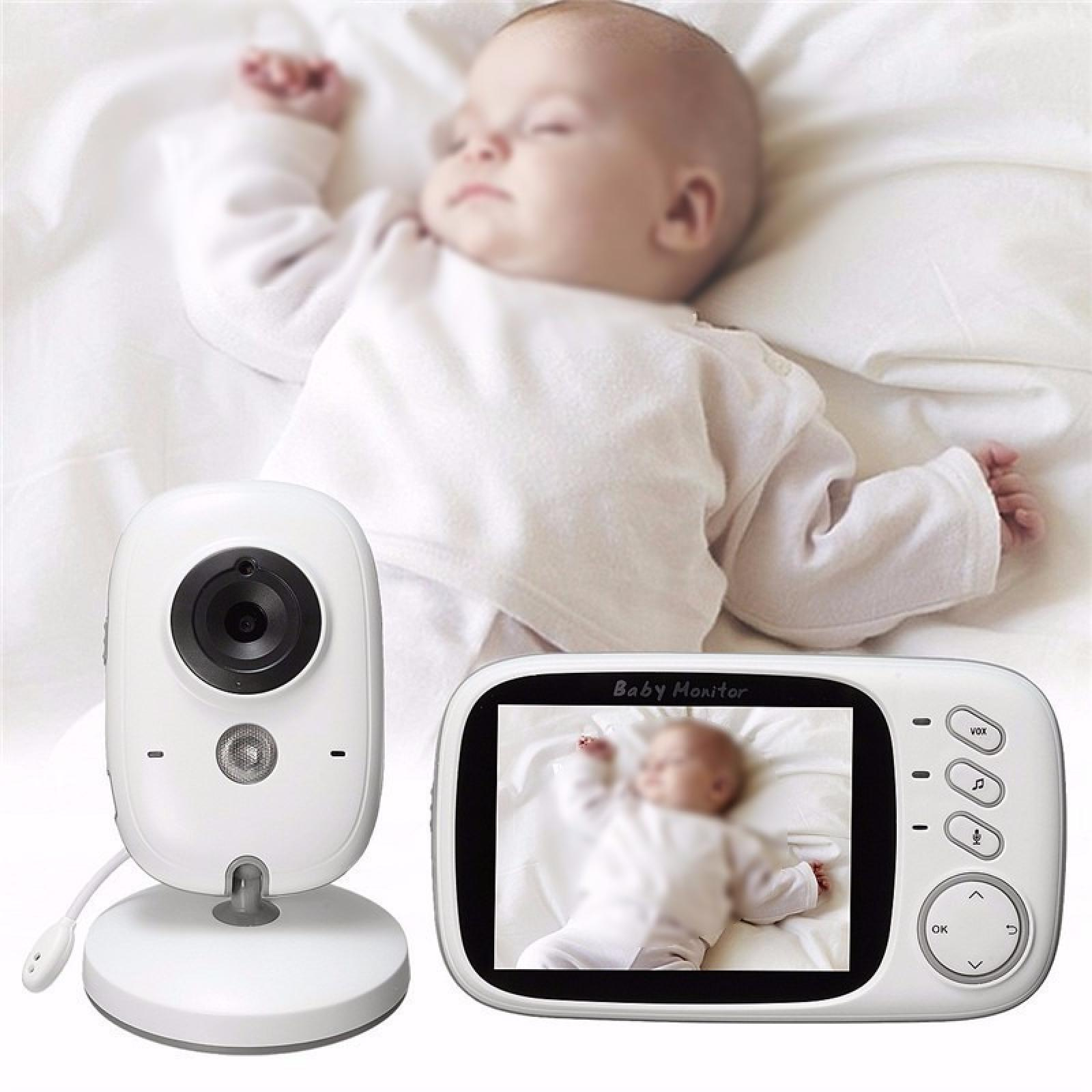 Ein Baby schläft auf einem weißen Laken. Ein Babyphone zeigt das Baby. Kamera und Monitor sind links.