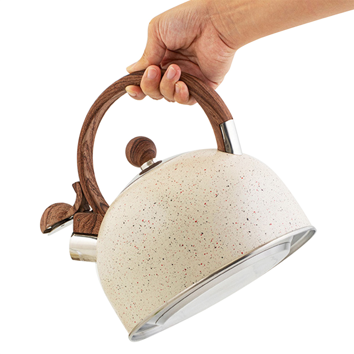 Eine Hand hält einen gesprenkelten cremefarbenen Wasserkocher mit Holzgriff und Akzenten. Der Wasserkocher hat einen Holzausguss und einen Knauf.