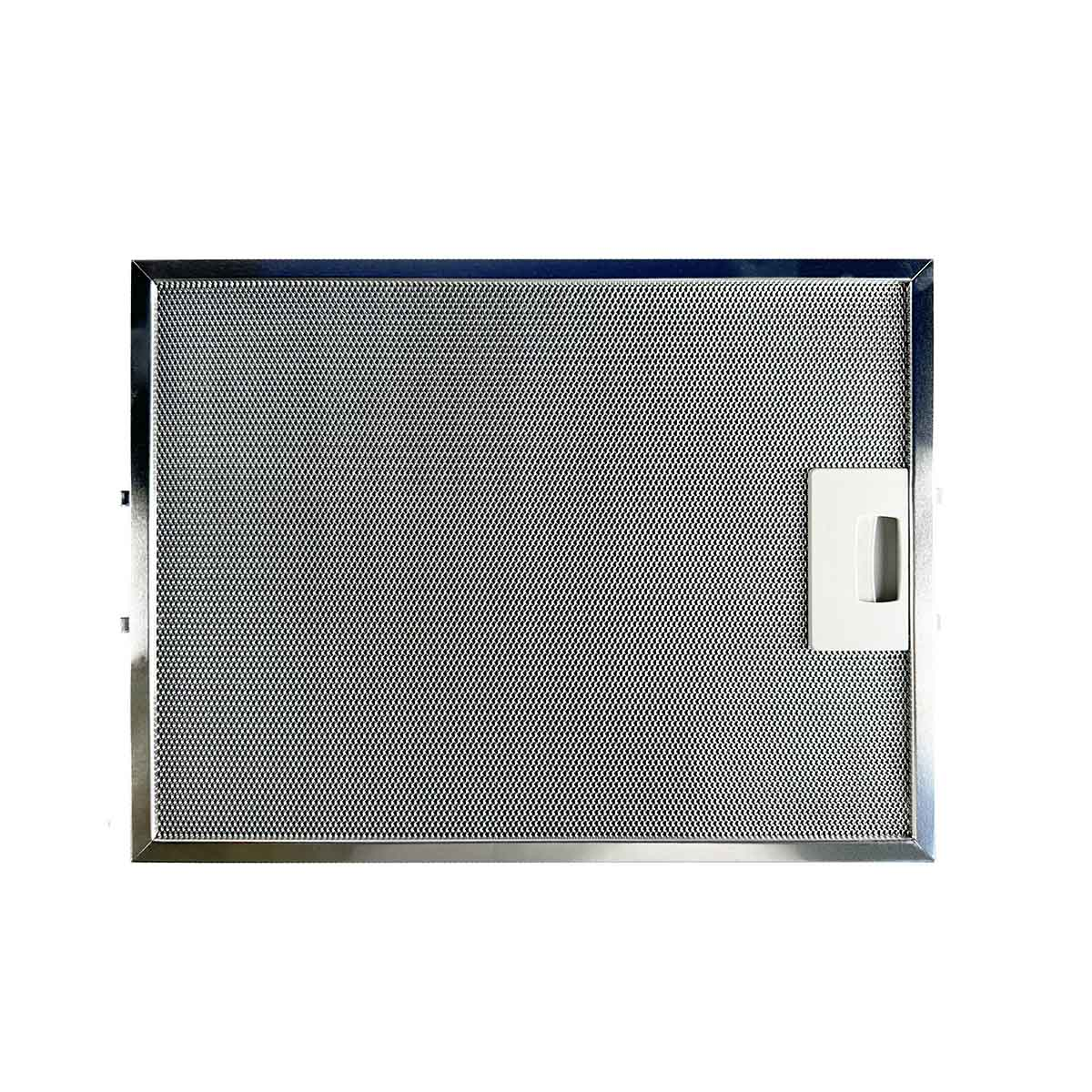Ein rechteckiger Metallgitterfilter mit Griff rechts. Der Rahmen ist silberfarben. Das Netz ist grau mit kleinen Löchern. Weißer Hintergrund.